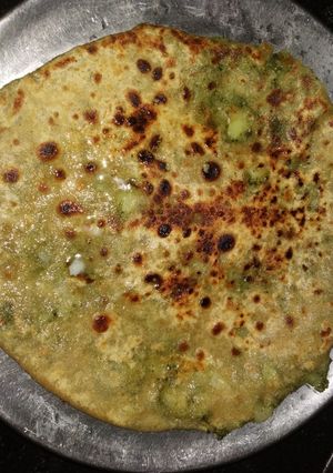 A picture of Stuffed bathua paratha.