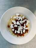 Cous cous con peperoni, carote, feta e spezie