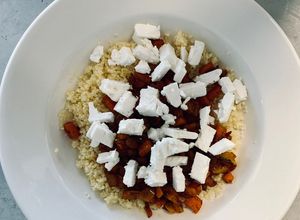 Foto di Cous cous con peperoni, carote, feta e spezie