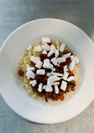 Foto di Cous cous con peperoni, carote, feta e spezie