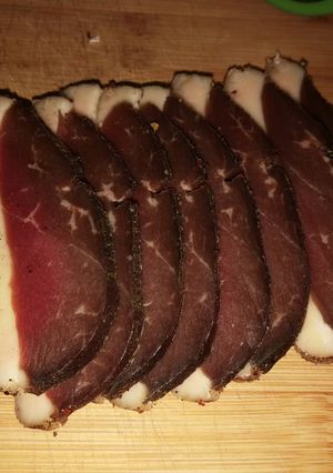 Une photo de Magret de canard séché au piment d'espelette