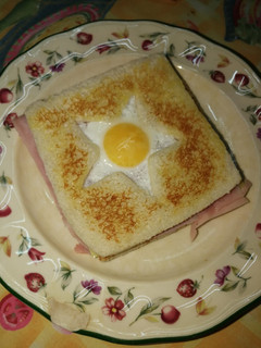 Una foto de Sándwich de york y queso con huevo estrellado