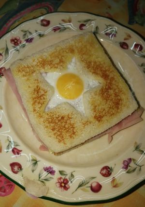 Foto principal de Sándwich de york y queso con huevo estrellado
