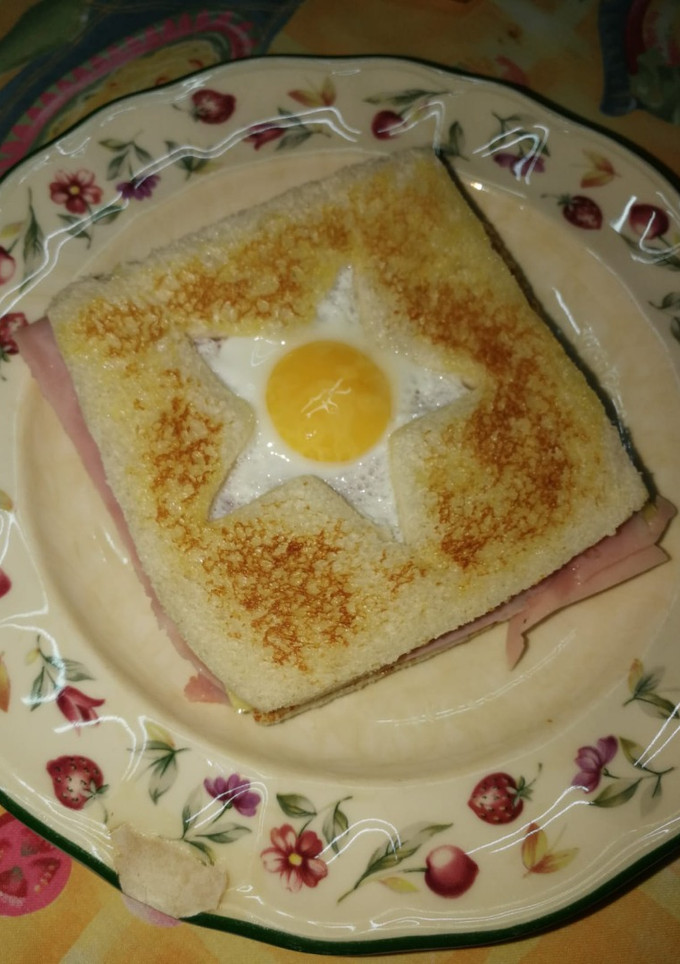 Una foto de Sándwich de york y queso con huevo estrellado