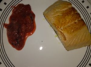 Una foto de Salmón en salsa de fresa