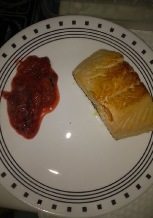 Una foto de Salmón en salsa de fresa