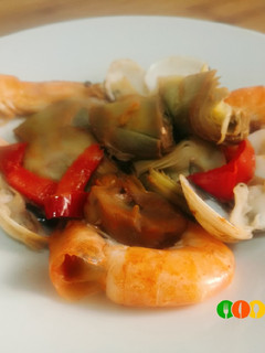Una foto de Alcachofas con langostinos y almejas