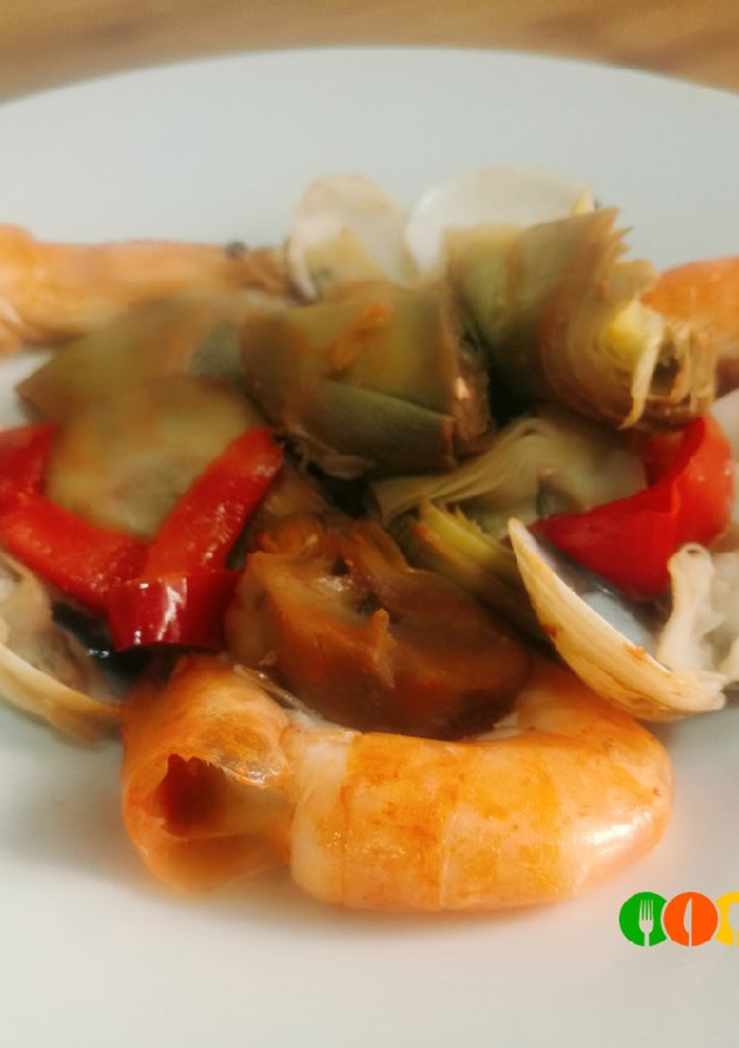 Una foto de Alcachofas con langostinos y almejas