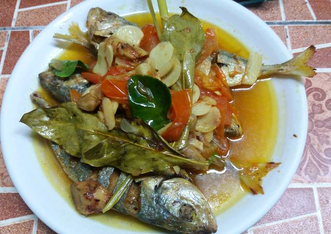 (Pesmol) Ikan kembung kuah kuning