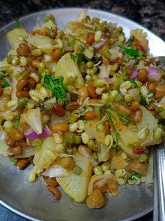 स्प्राउट्स चाट (Sprouts chaat recipe in hindi) रेसिपी मुख्य फोटो