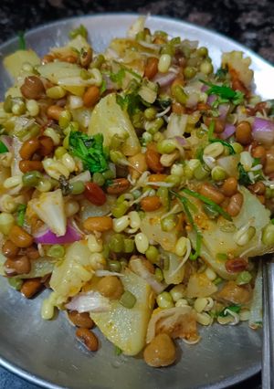 स्प्राउट्स चाट (Sprouts chaat recipe in hindi) रेसिपी मुख्य फोटो