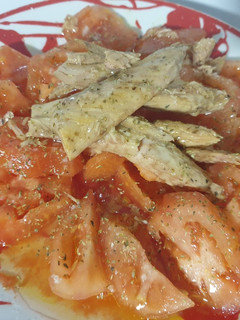 Una foto de Tomate pera con melva de Santoña