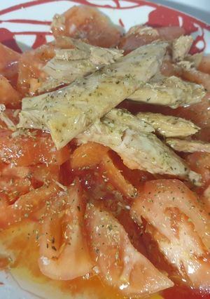 Una foto de Tomate pera con melva de Santoña