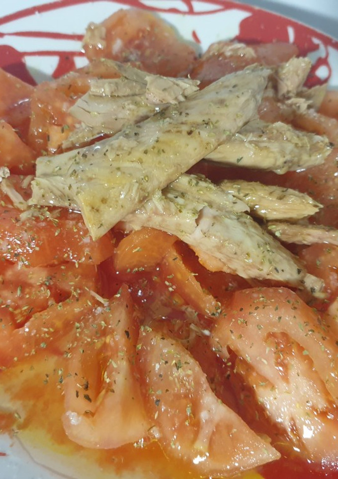 Una foto de Tomate pera con melva de Santoña