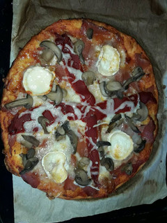 Una foto de Pizza de jamón serrano y rulo de cabra
