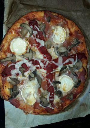 Una foto de Pizza de jamón serrano y rulo de cabra