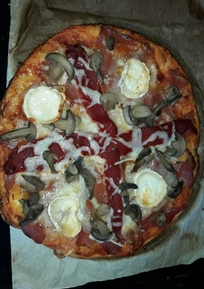 Una foto de Pizza de jamón serrano y rulo de cabra