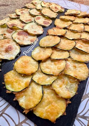 Una foto de Chips de Calabacín 🥒con Cheddar & Padano🧀 en horno
