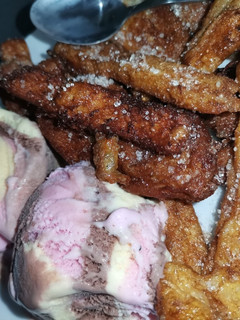 Una foto de Orillas de pan tipo churro