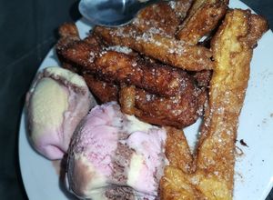 Una foto de Orillas de pan tipo churro
