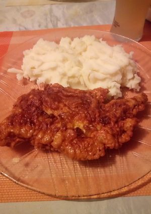 Una foto de Bondiola de cerdo a la marinera con puré de papas