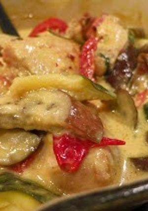 A picture of Dump & Simmer Thai Style Coconut Chicken & Veg Curry.