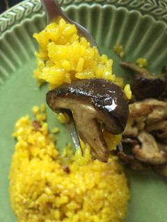 Una foto de Arroz y setas