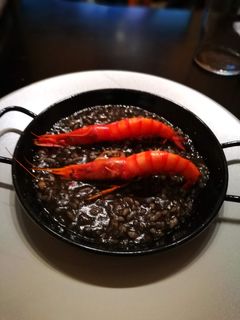 Una foto de Arroz cremoso negro de sepia
