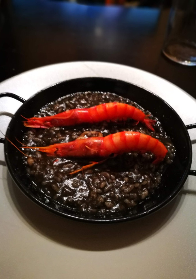 Una foto de Arroz cremoso negro de sepia