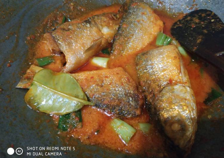 Ikan bandeng kuah merah