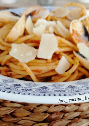 Foto principal de Spaghetti con pesto rojo y almejas