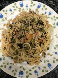 Una foto de 333. Espaguetis al ajillo con algas marinas y soja texturizada (vegetariano) (principal pasta)