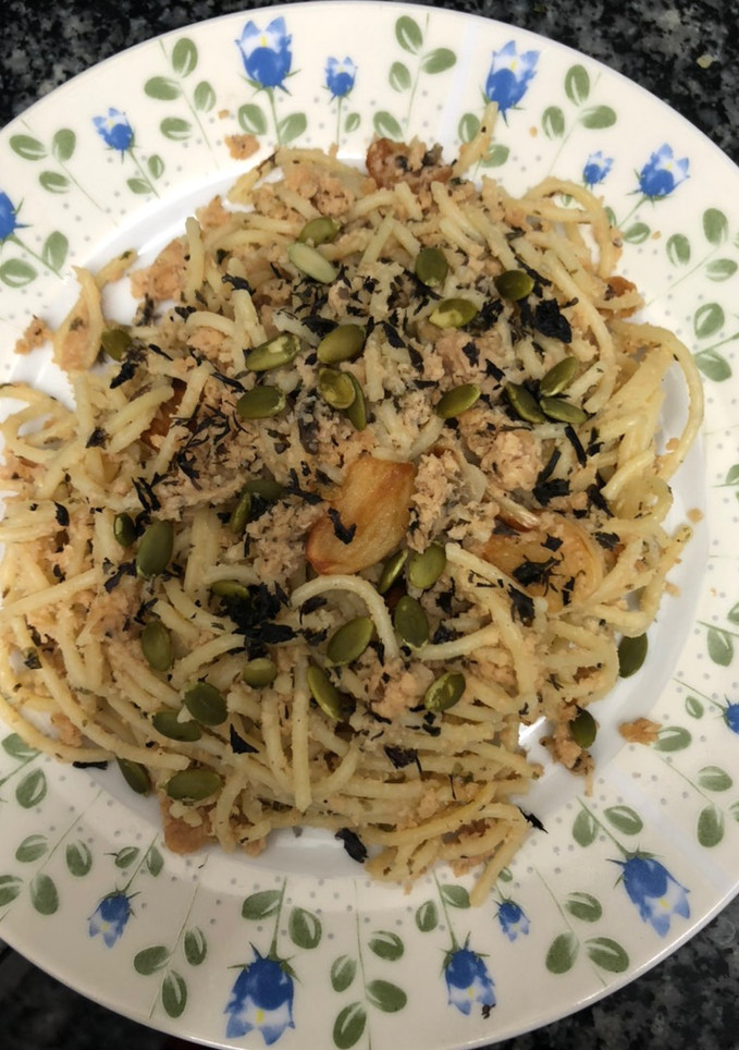 Una foto de 333. Espaguetis al ajillo con algas marinas y soja texturizada (vegetariano) (principal pasta)