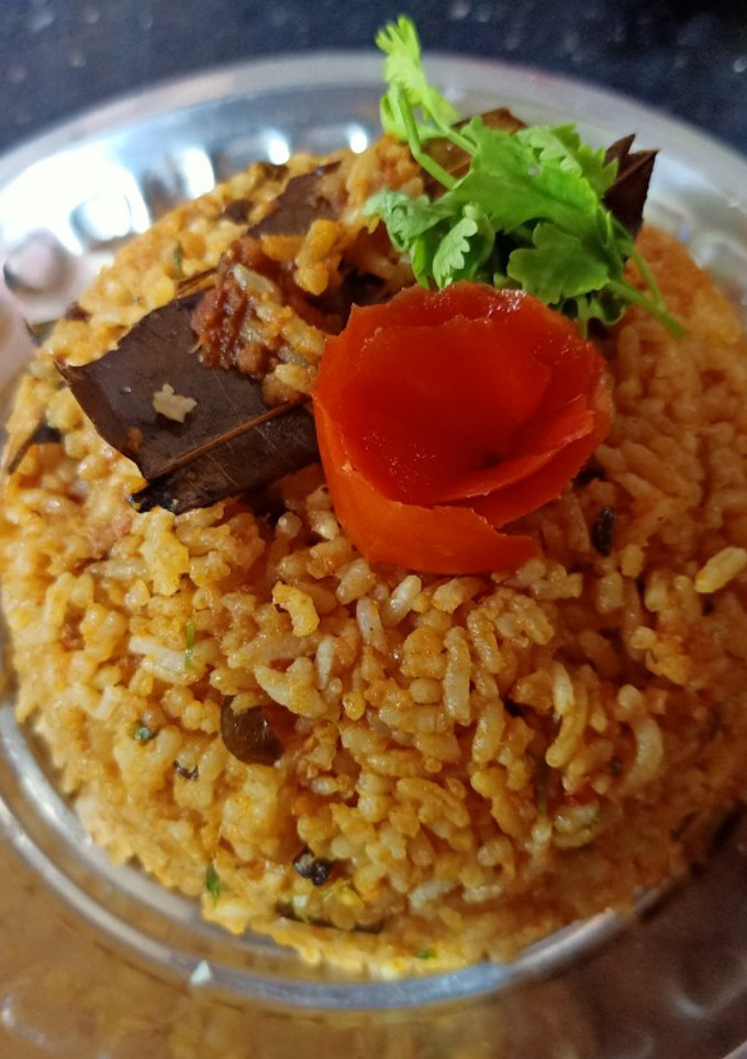 தக்காளி தொக்கு சாதம் (Thakkaali thokku satham recipe in tamil) செய்முறை முக்கிய புகைப்படம்