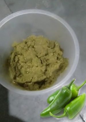 A picture of Green chilli pickle sauce.