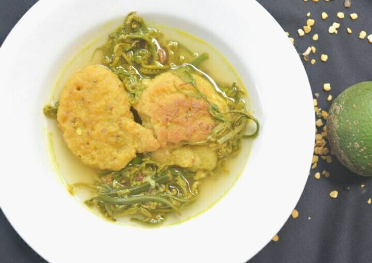 Get Breakfast of Fiddle head fern and masoor vada curry with lemon