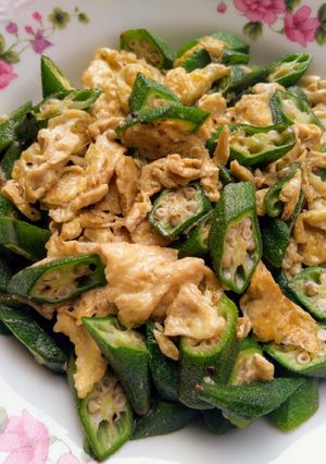 秋葵炒蛋（方便素）（家常菜）（簡單料理）（一鍋到底料理） 的食譜成品照片