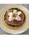 Crostata di polenta con pesto e ricotta, valeriana, prosciutto cotto, pomodoro e mozzarella🌱🍅
