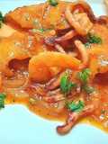 Chipirones y langostinos con sofrito de tomate