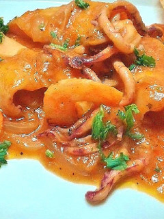 Una foto de Chipirones y langostinos con sofrito de tomate