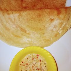 A picture of Instant rava dosa with coconut chutney.