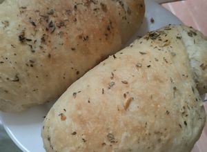 Una foto de Pan🥯sabor ajo🧄finas hierbas🌿 y mantequilla🧈sin amasar🥐🥖🧇