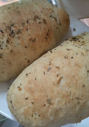 Una foto de Pan🥯sabor ajo🧄finas hierbas🌿 y mantequilla🧈sin amasar🥐🥖🧇