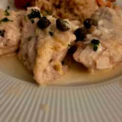 Una foto de Brótola al roquefort, langostinos y timbal de arroz al fumet