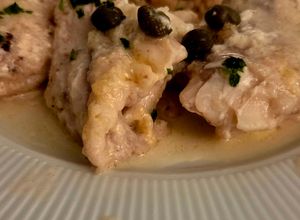 Una foto de Brótola al roquefort, langostinos y timbal de arroz al fumet