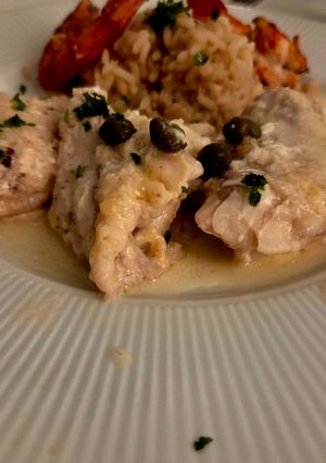 Una foto de Brótola al roquefort, langostinos y timbal de arroz al fumet