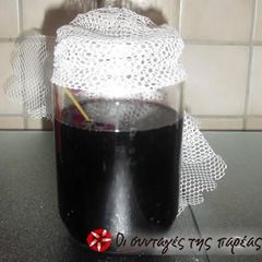 A picture of How to make homemade vinegar.