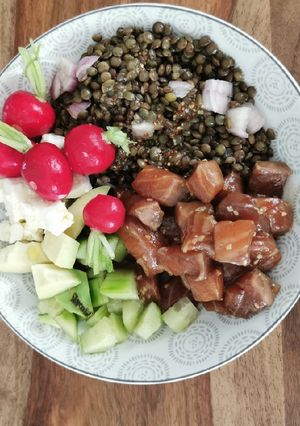 Une photo de Chirashi de saumon avec des lentilles