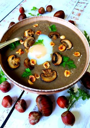 Une photo de Velouté de champignons et châtaignes avec son œuf presque parfait