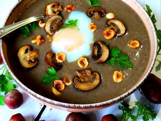 Velouté de champignons et châtaignes avec son œuf presque parfait